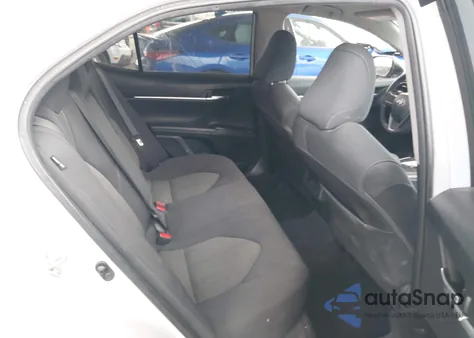 2022 Toyota Camry Le z USA, uszkodzony, nr VIN 4T1C11AK0NU069640